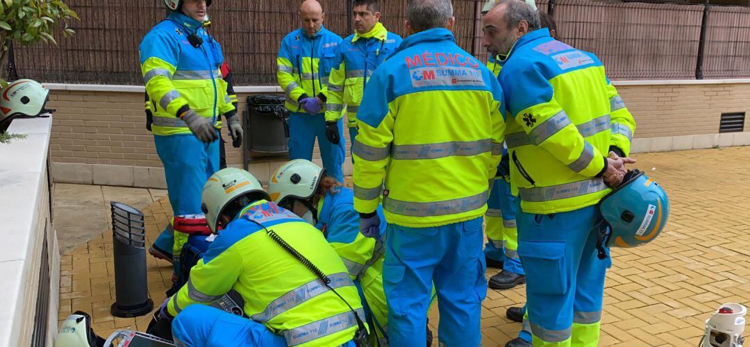 Los servicios sanitarios actuando en el exterior de la vivienda en Pinto