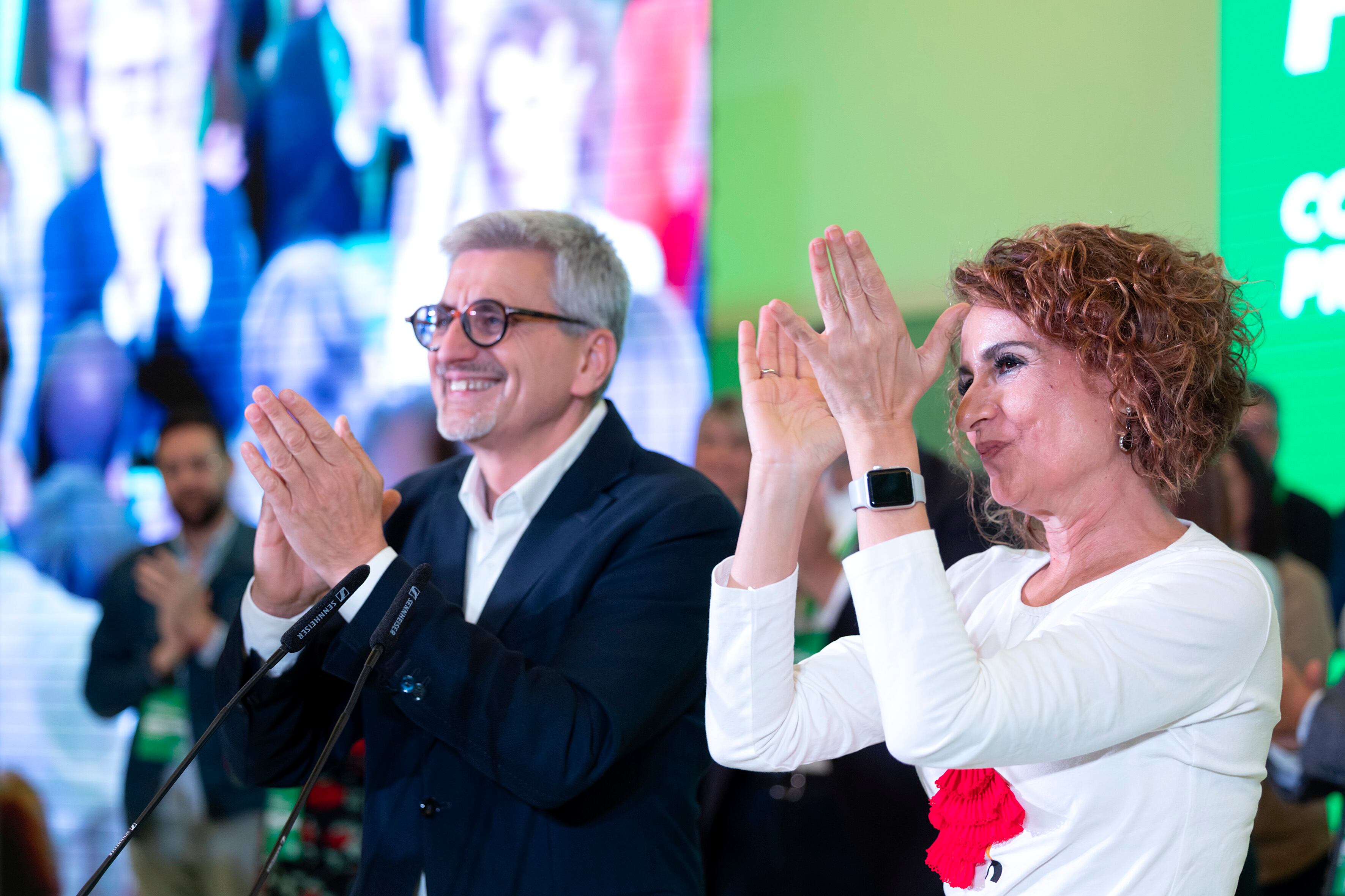 MÁLAGA, 30/03/2025.- La secretaria general del PSOE de Andalucía, María Jesús Montero (d), junto al secretario general del PSOE de Málaga, Josele Aguilar (i), participa en el congreso del PSOE de Málaga. EFE/Daniel Pérez