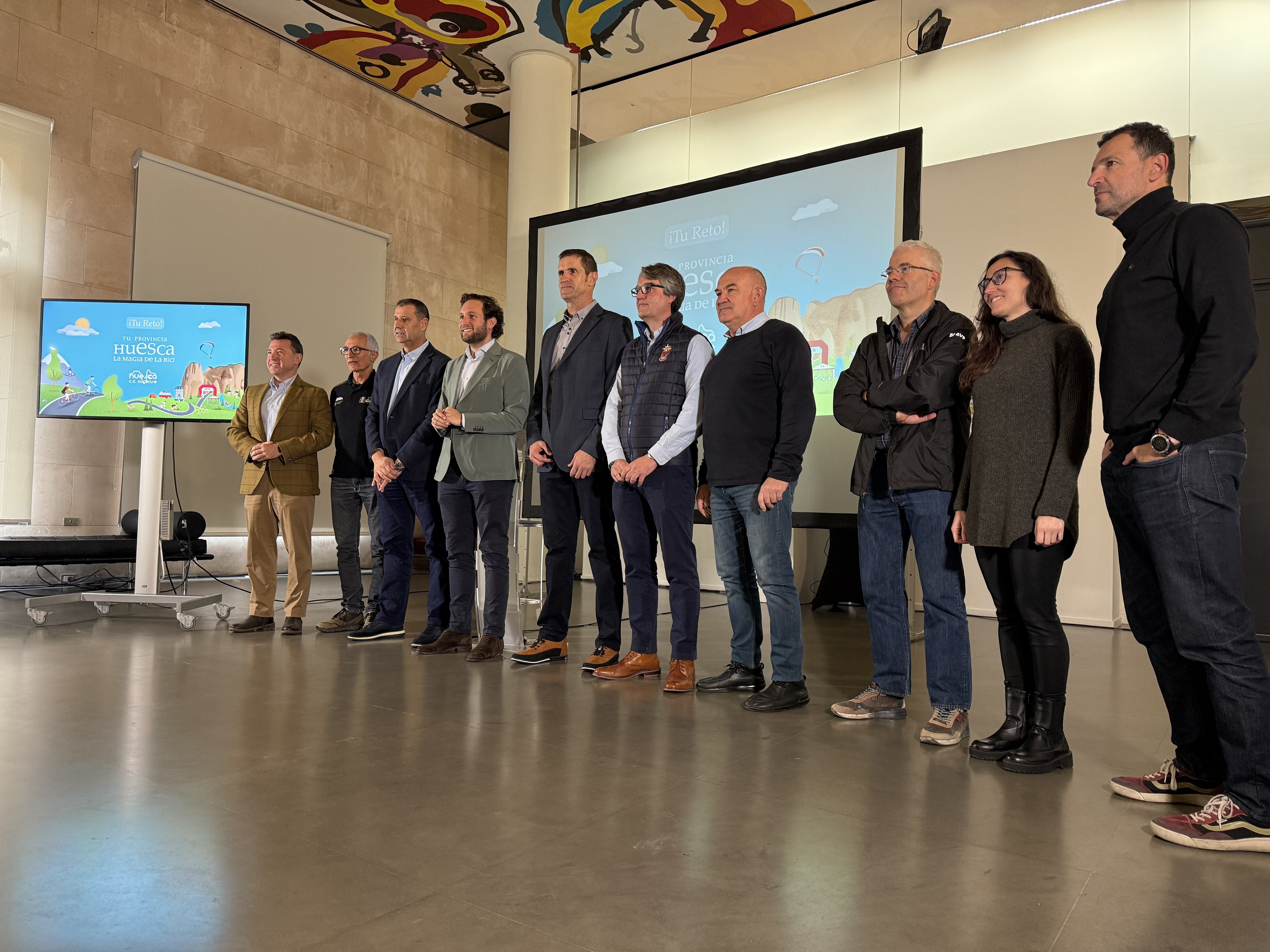 Isaac Claver y Sergio Serra junto a representantes de los clubes ciclistas de la provincia. Foto: DPH