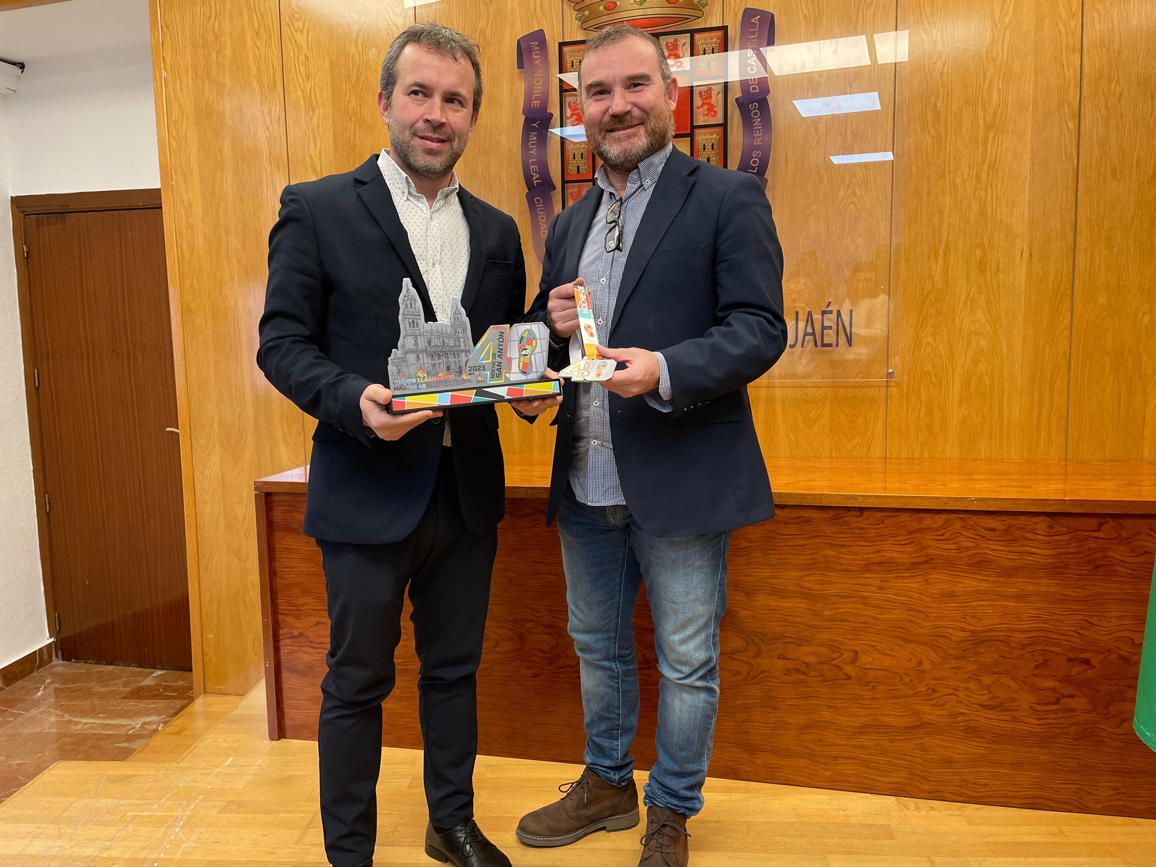 Julio Millán, Alcalde de la ciudad de Jaén junto a Carlos Alberca concejal de deportes, organizadores de la 40 Carrera Urbana e internacional, Noche de San Antón