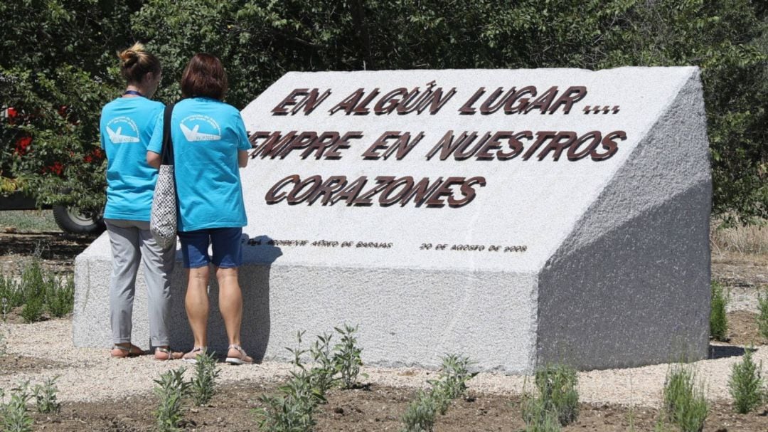 Placa de homenaje a los fallecidos en la tragedia de Spanair en 2008