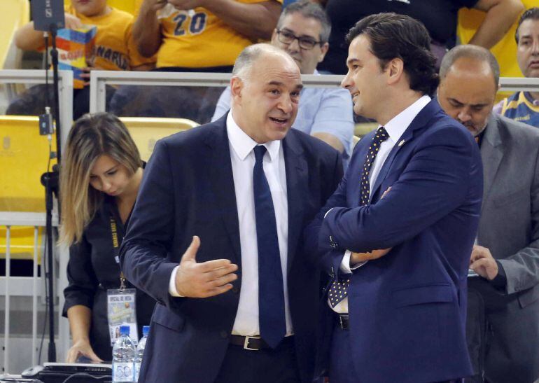 El entrenador del Real Madrid, Pablo Laso, y el segundo entrenador del Herbalife Gran Canaria, Israel González, momentos antes del partido de la novena jornada de la Liga ACB que ambos equipos disputaron hoy en el Gran Canaria Arena, en Las Palmas de Gran