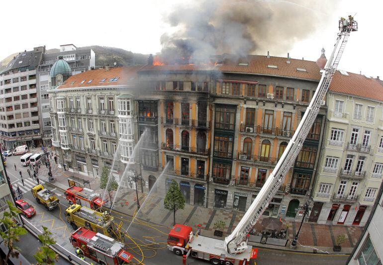 Tres dotaciones de los Bomberos del Servicio de Emergencias del Principado de Asturias (SEPA) se han sumado al amplio operativo desplegado por los Bomberos de Oviedo para tratar de extinguir el incendio registrado en el número 58 de la calle Uría 