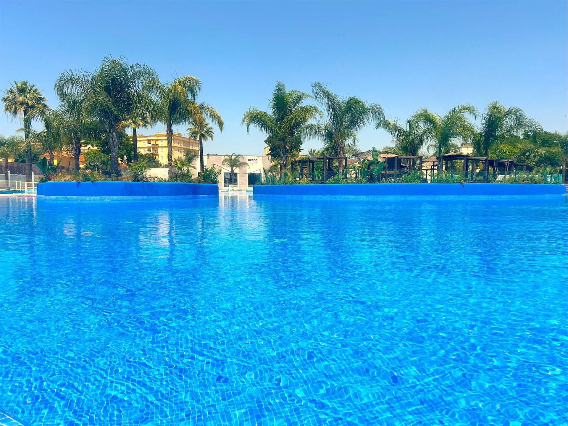 Una de las piscinas de Arena Village