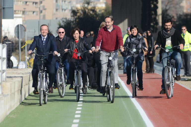 El consejero de Fomento de la Junta de Andalucía, Felipe López (centro), estrena un tramo de carril bici metropolitano de Granada en compañía de otras autoridades.