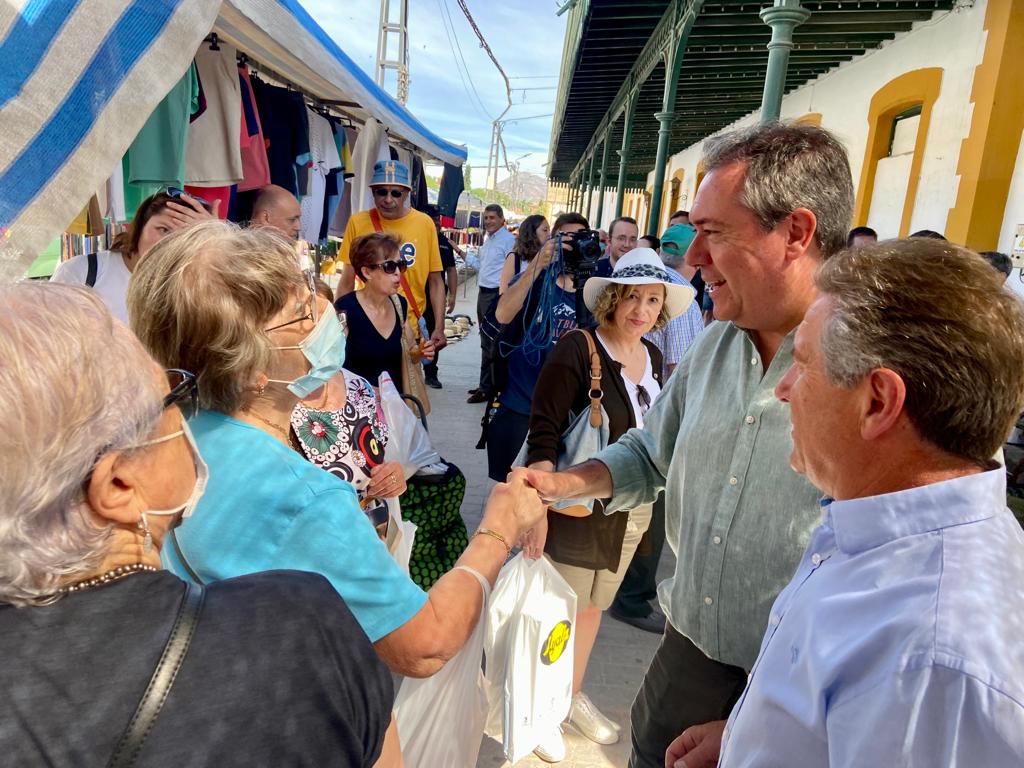 El candidato del PSOE-A, Juan Espadas, visita un mercadillo en Baza (Granada)