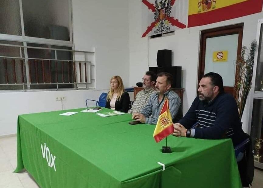 Varios componentes de Vox Ronda durante una reunión local