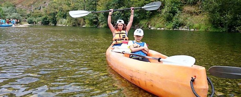 El descenso del río Sella en canoa sería una de las actividades específicas gravadas con la nueva ecotasa.