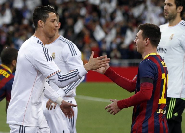 Cristiano Ronaldo y Lionel Messi se saludan antes de uno de sus enfrentamientos.