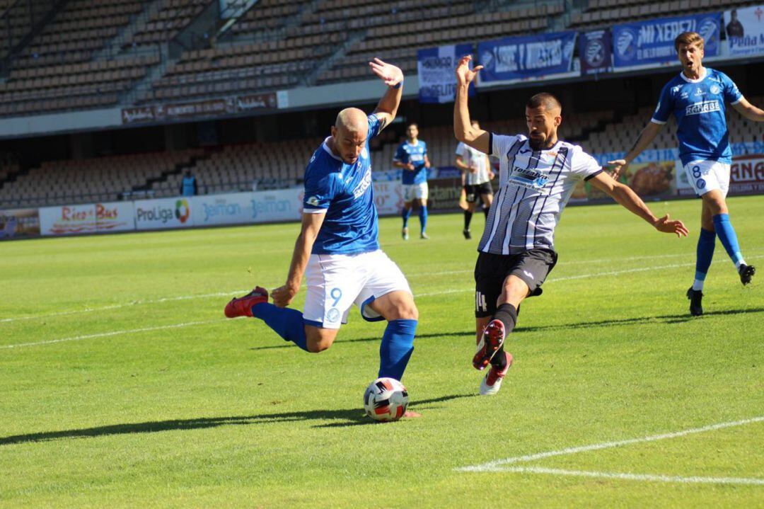 Antonio Sánchez junto a Lucas Correa en el derbi de Chapín