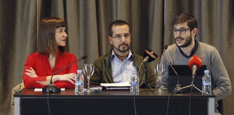 GRA028 MADRID, 02/01/2015.- El secretario de Organización de Podemos, Sergio Pascual (c), acompañado de los responsables del Área de Círculos, Miguel Bermejo y Procesos Municipales Constituyentes, Lucía Ayala, respectivamente, durante la presentación hoy en Madrid de los resultados del proceso de elección de los dirigentes de los órganos municipales del partido, cuyas votaciones finalizaron el pasado 31 de diciembre. EFE/Alberto Martin