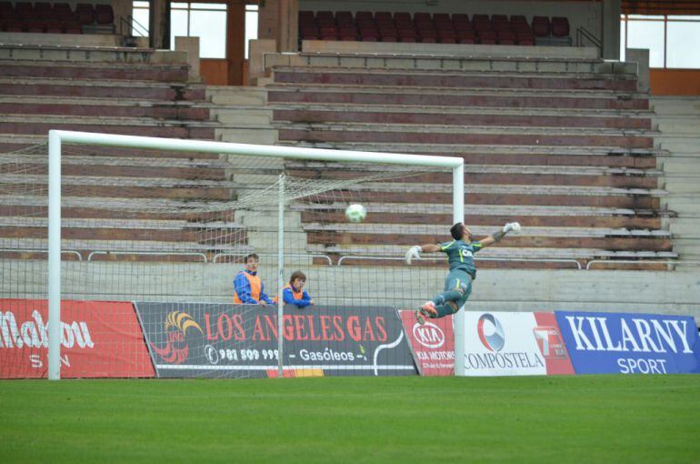 El balón golpeado por Mon entra en la portería para el 4-2 definitivo