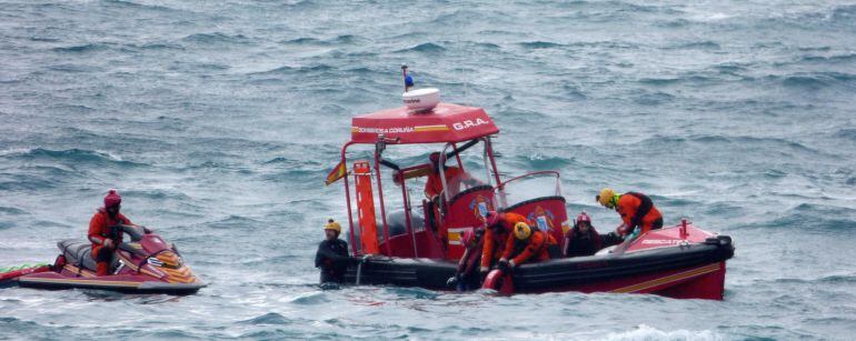 Un equipo subacuático del cuerpo de Bomberos de A Coruña, retiraba del agua el cuerpo de una persona que apareció flotando en una zona cercana a la coraza del Orzán, en A Coruña, donde en la madrugada del Viernes Santo desapareció la joven ourensana.