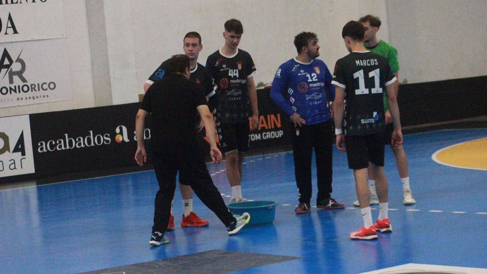 Las goteras impidieron la reanudación del partido tras el descanso