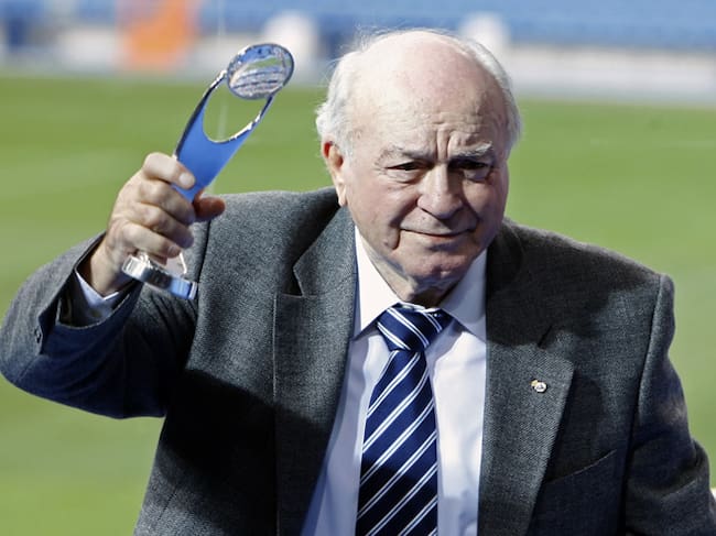 El legendario jugador del Real Madrid Alfredo Di Stéfano muestra el trofeo recibido, durante el homenaje que la UEFA y la FIFA en 2008
