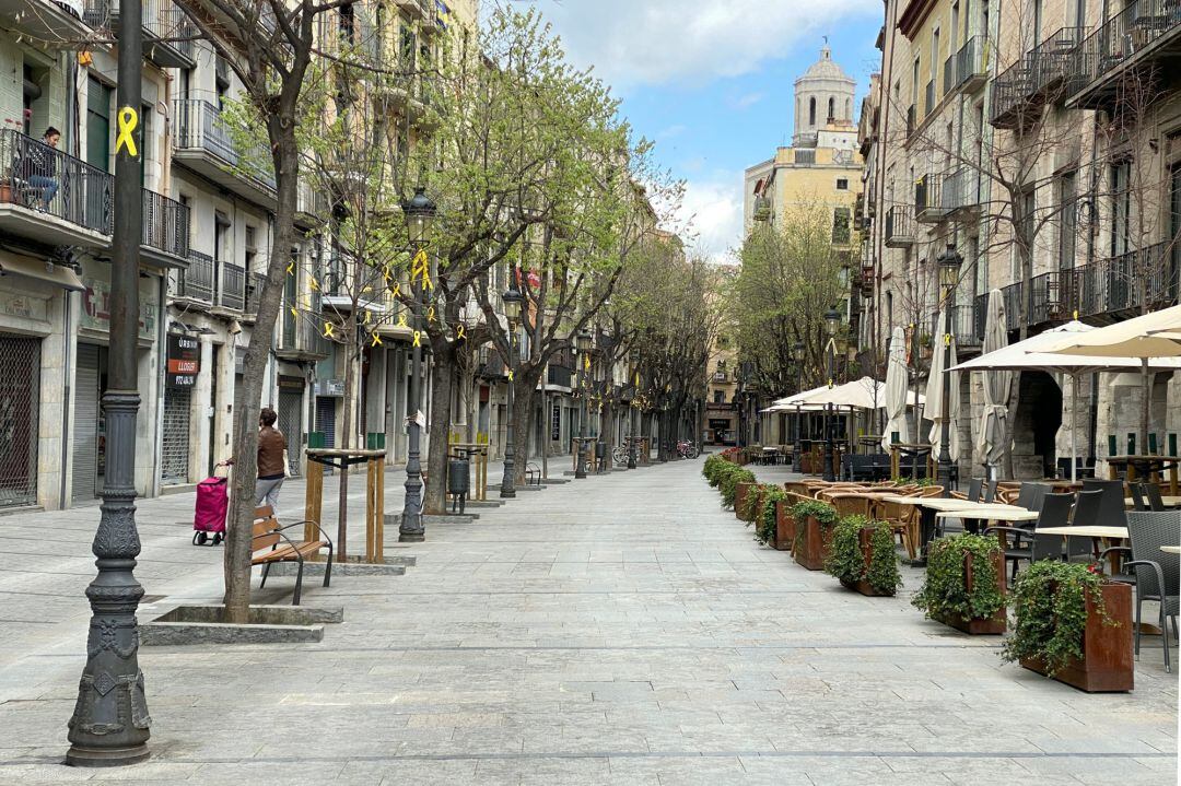 Pla general de la rambla de Girona, amb el comerços tancats