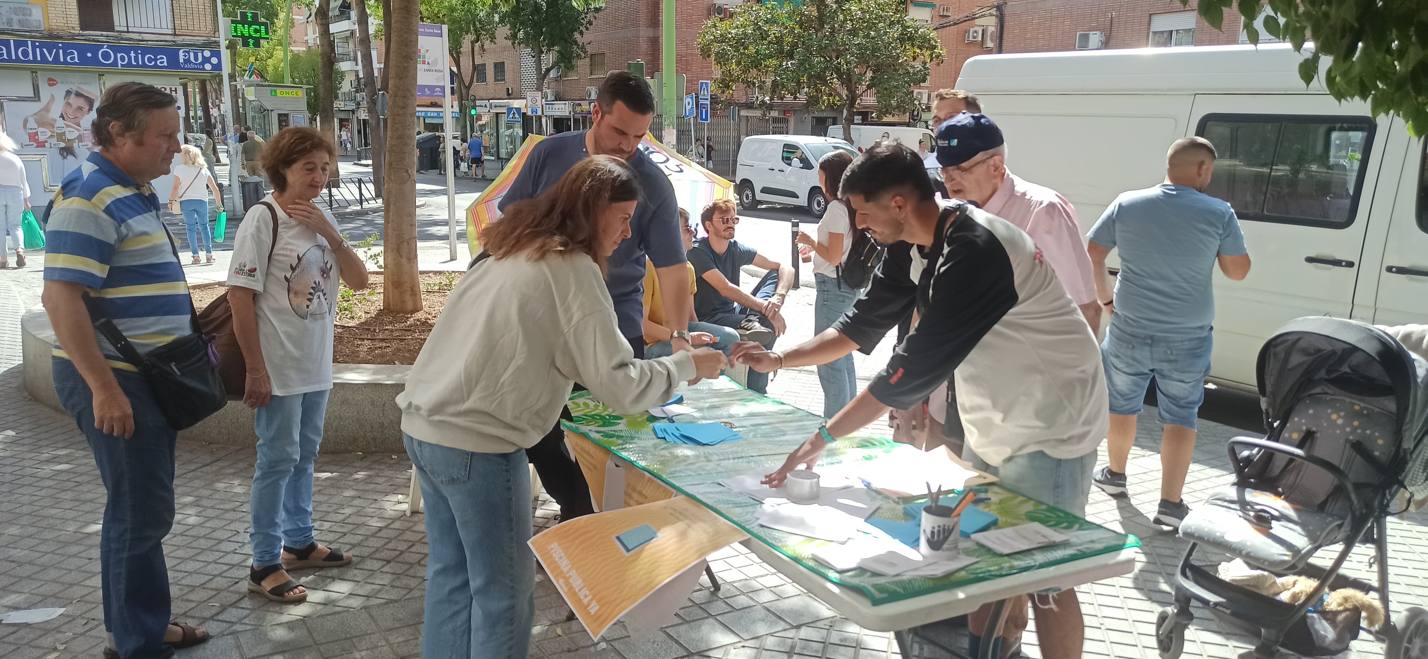 La Asociación de Vecinos de Valdeolleros recoge firmas para que el Ayuntamiento construya una piscina pública en el barrio