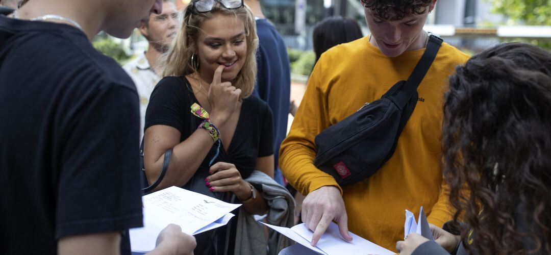 Varios estudiantes británicos reciben sus notas