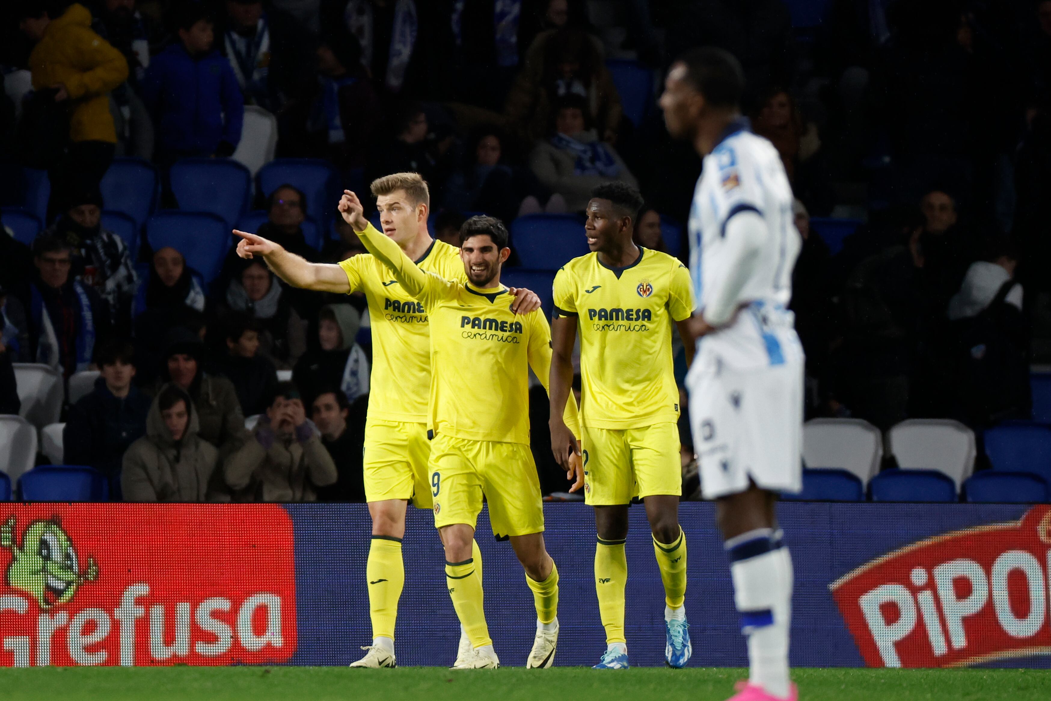 SAN SEBASTIÁN, 23/02/2024.- El delantero del Villarreal Alexander Sörloth (i) celebra con sus compañeros tras marcar el tercer gol ante la Real Sociedad, durante el partido de Liga que Real Sociedad y Villarreal CF han disputado este viernes en el Reale Arena, en San Sebastián. EFE/Juan Herrero
