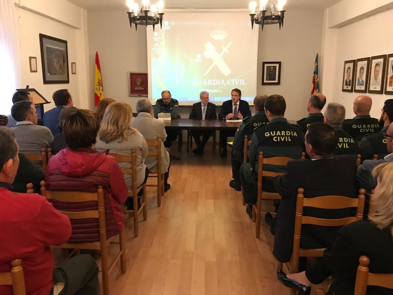 Alcaldes de las comarcas del Alto Mijares y Palancia en la Junta Comarcal de Seguridad en Torás, el viernes pasado.