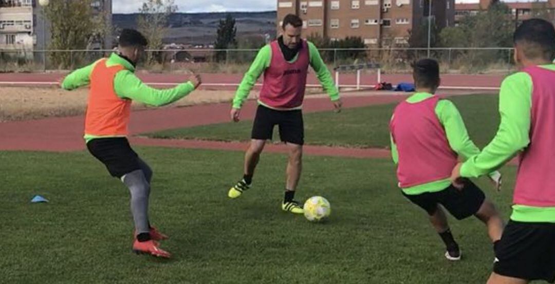 César Ortiz (en el centro) en una sesión de entrenamiento en el campo del Polígono