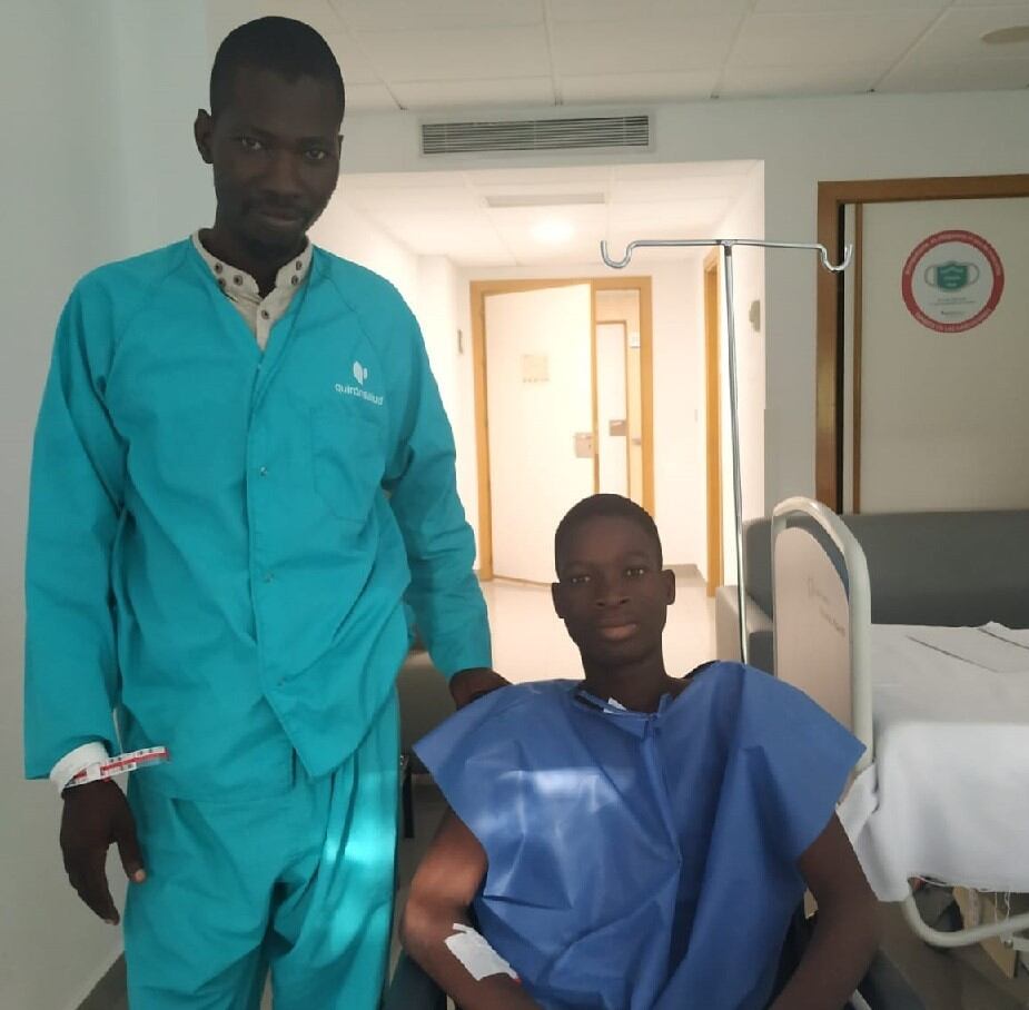 Dos pacientes africanos de 16 y 35 años han sido dados de alta tras ser intervenidos quirúrgicamente en el hospital de Albacete de patologías cardíacas por el doctor Gonzalo Aldámiz