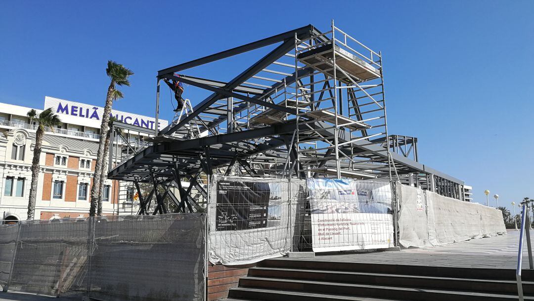 Obras de instalación de la nueva oficina turística de Alicante