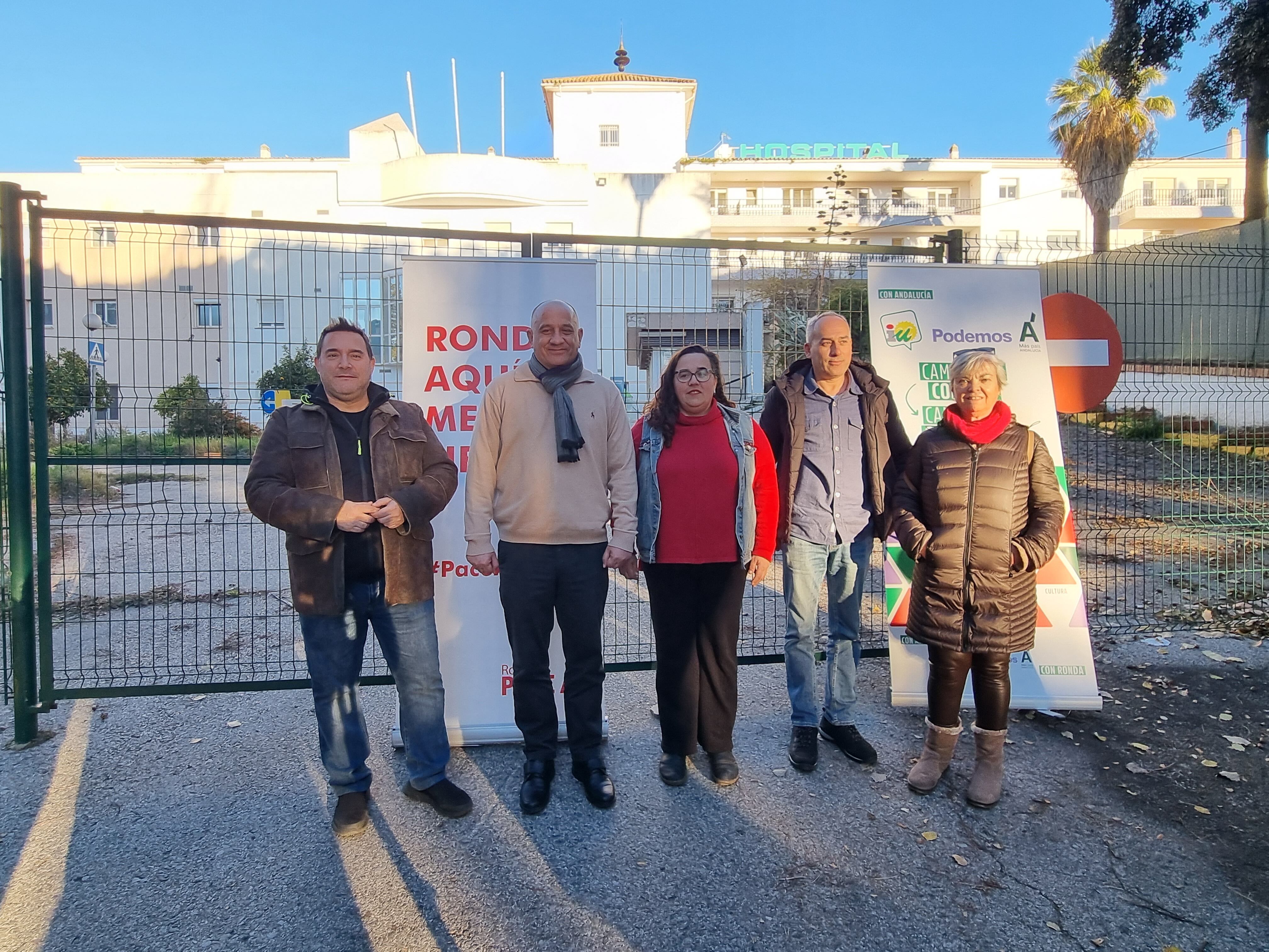 Componentes del PSOE y Con Ronda en las instalaciones del antiguo Hospital de la Serranía