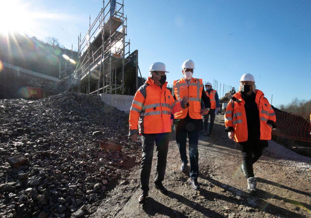 Eneko Goia, Markel Olano y Aintzane Oiarbide visitan las obras del nuevo acceso al Polígono 27