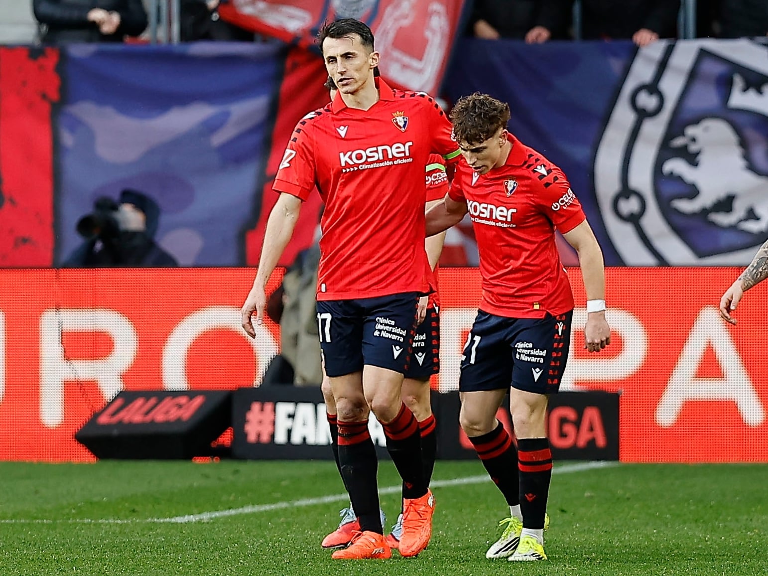 PAMPLONA , 31/01/2026.- El delantero croata del Osasuna Ante Budimir (i) celebra tras anotar el 2-1 que adelanta al conjunto durante el encuentro correspondiente a la jornada 22 de LaLiga EA Sports entre el Osasuna y el Villarreal en El Sadar, Pamplona, este sábado. EFE/ Villar López