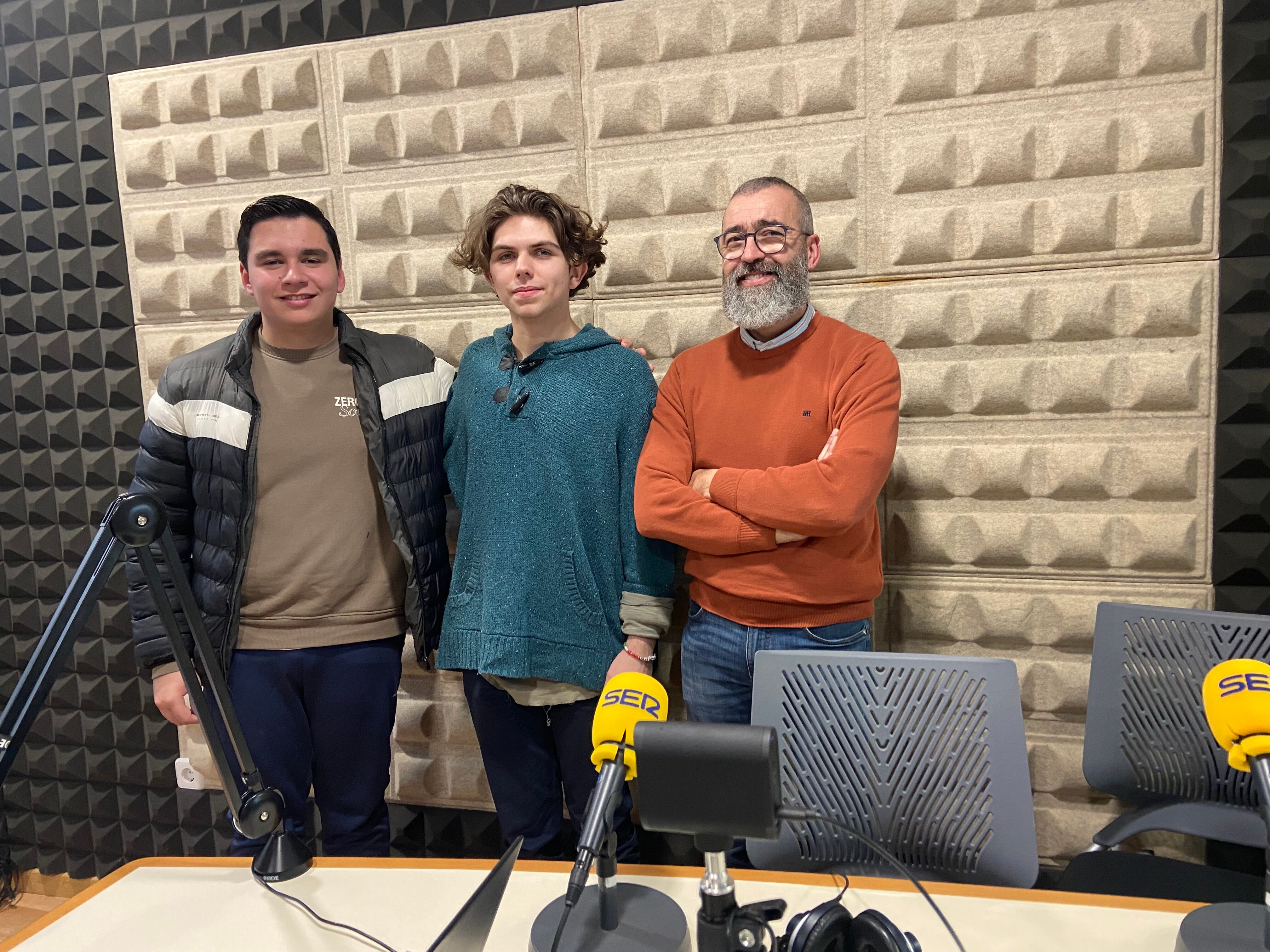 Alumnos de bachiller de arte, y jefe de departamento de dibujo Antonio José Sierra Álvarez