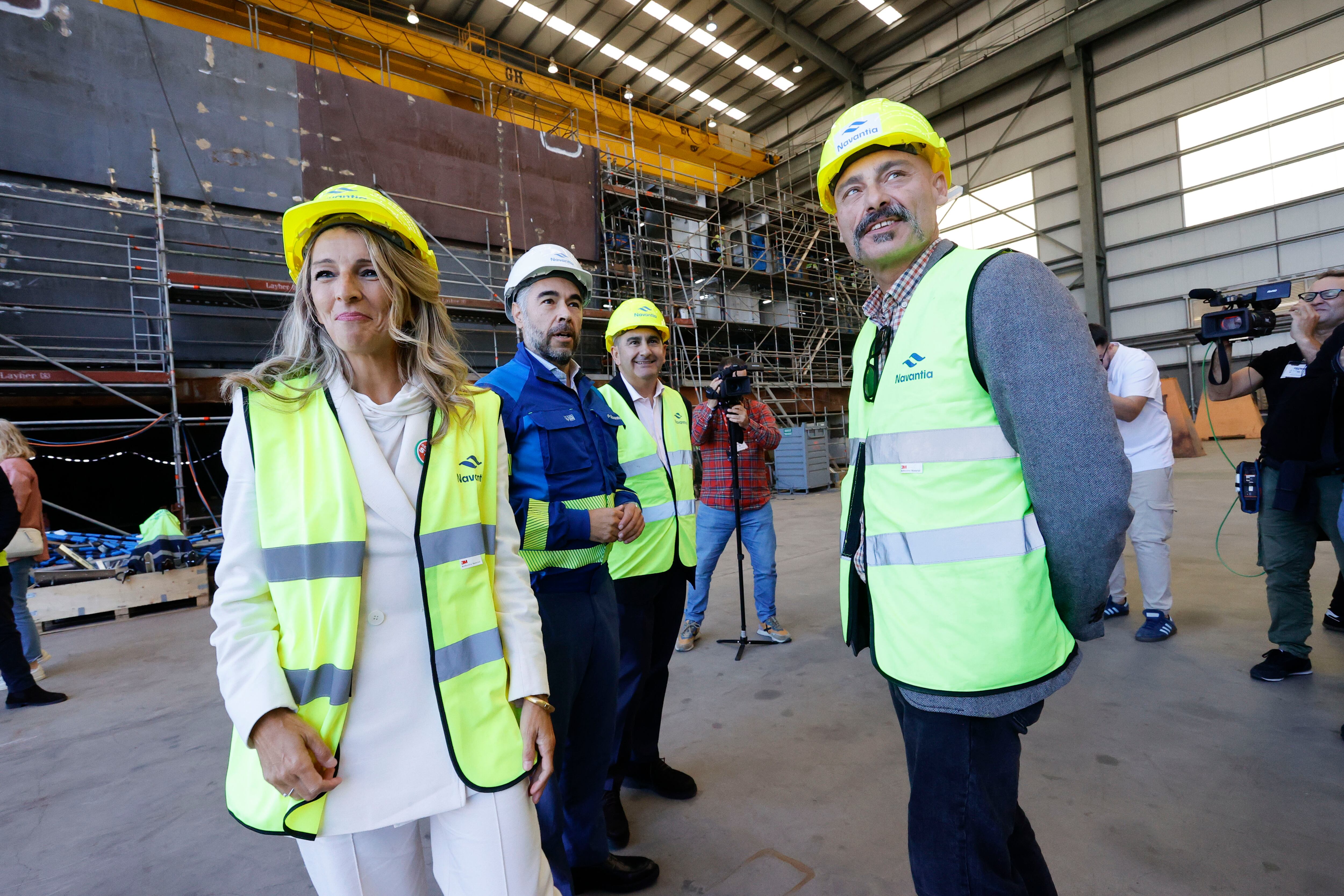 La vicepresidenta segunda del Gobierno y ministra de Trabajo, Yolanda Díaz, junto al delegado del Gobierno en Galicia, Pedro Blanco, este jueves en el astillero de Navantia Ferrol (foto: Kiko Delgado / EFE)