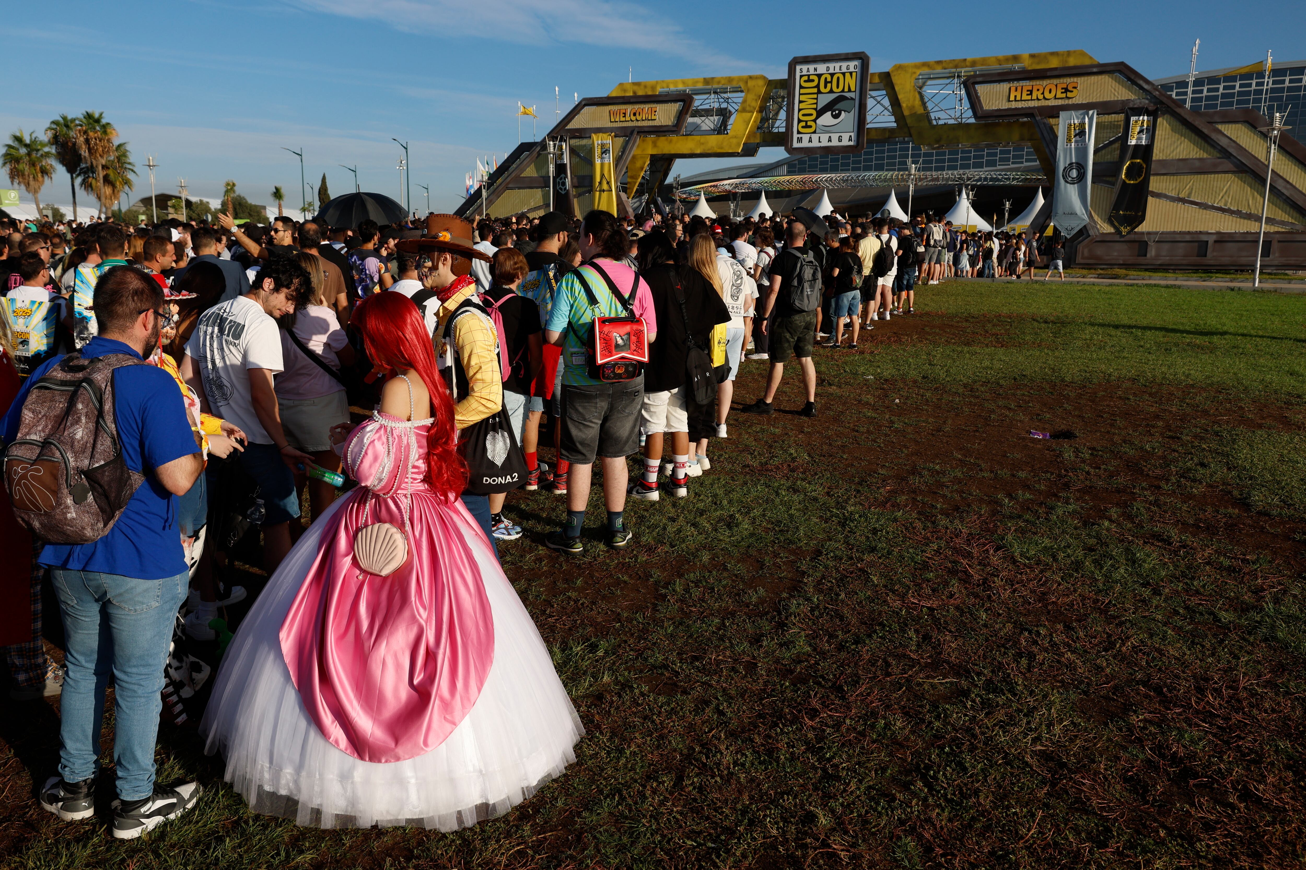 MÁLAGA, 27/09/2025.- Miles de personas hacen cola para entrar a la comic-con, este sábado, en Málaga. La tercera jornada de la San Diego Comic-Con Málaga acoge, entre otros eventos, un panel sobre &#039;Predator&#039;, el concurso de Cosplay que será juzgado por referentes internacionales en esta actividad, la presentación de &#039;Talamasca&#039; o la premiere de las Tortugas Ninja. EFE/Jorge Zapata
