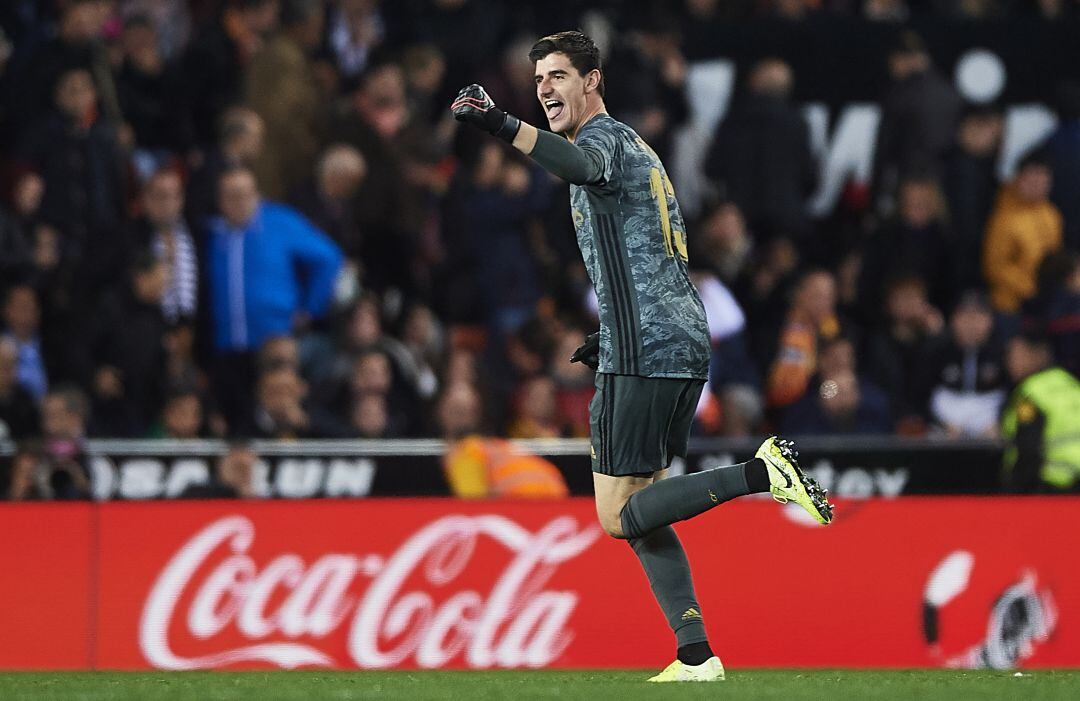 Courtois celebra el empate del Real Madrid en Mestalla