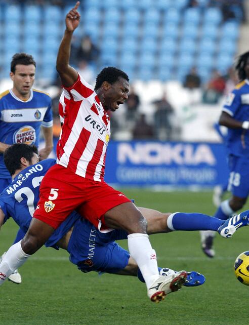 El delantero nigeriano del Almeria, Kalu Uche, disputa un balon con el defensa del Getafe Iván Marcano (detrás) durante el partido correspondiente a la decimosexta jornada de liga en Primera División que se disputa esta tarde en el Estadio de los Juegos Mediterraneos de Almería