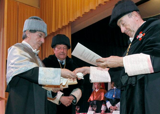 El rector de la UIMP, Salvador Ordoñez, acompañado por el ex director general de la UNESCO, Federico Mayor Zaragoza, durante la investidura del periodista Iñaki Gabilondo.