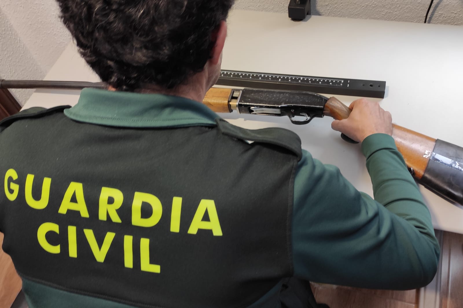 Guardia civil revisando las armas