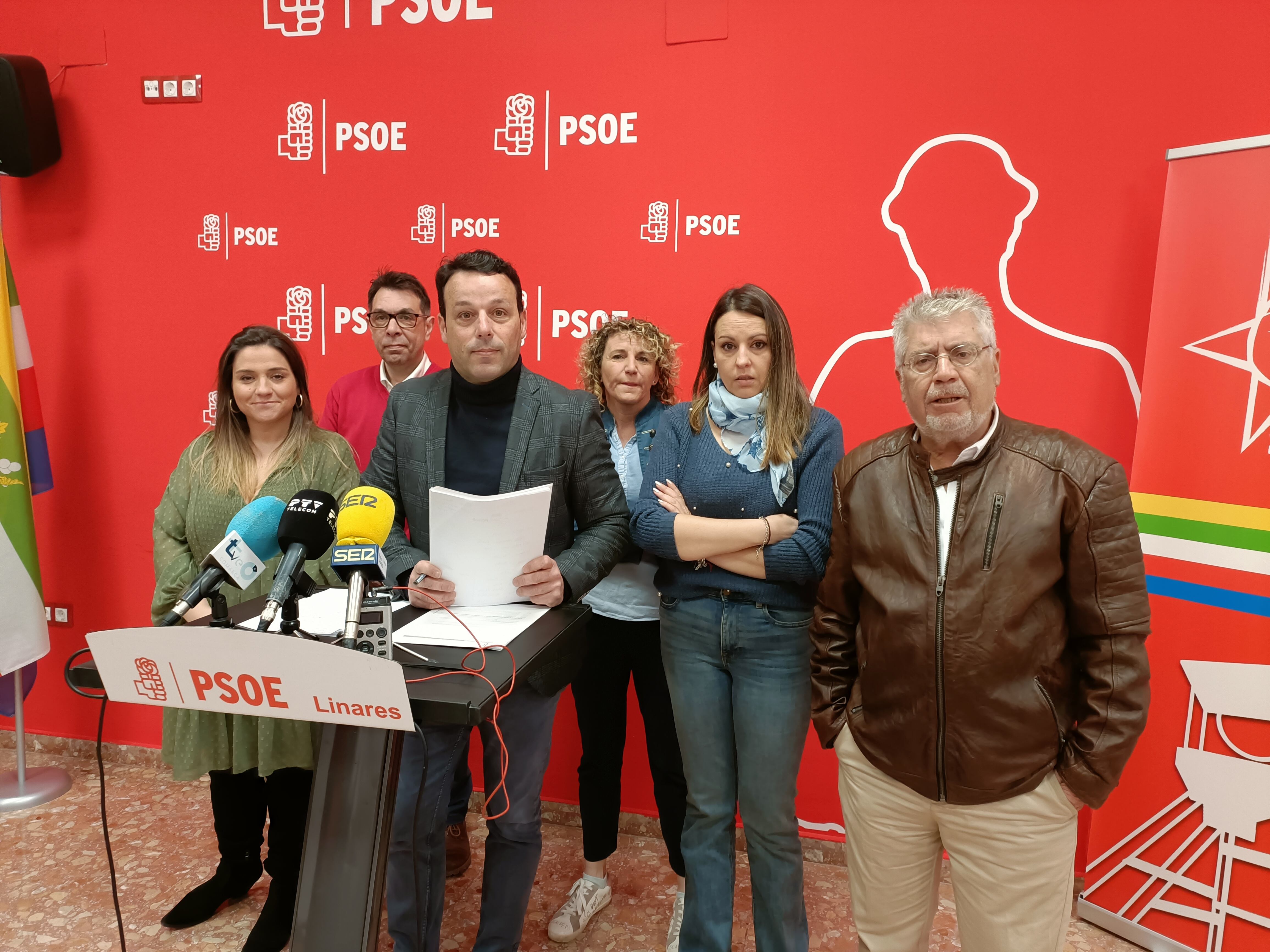 Javier Perales y concejales socialistas en rueda de prensa.