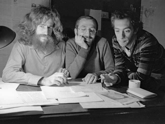 Fernando Mir, Toni Puig y Pepe Ribas en la redacción de la revista Ajoblanco, en enero de 1977