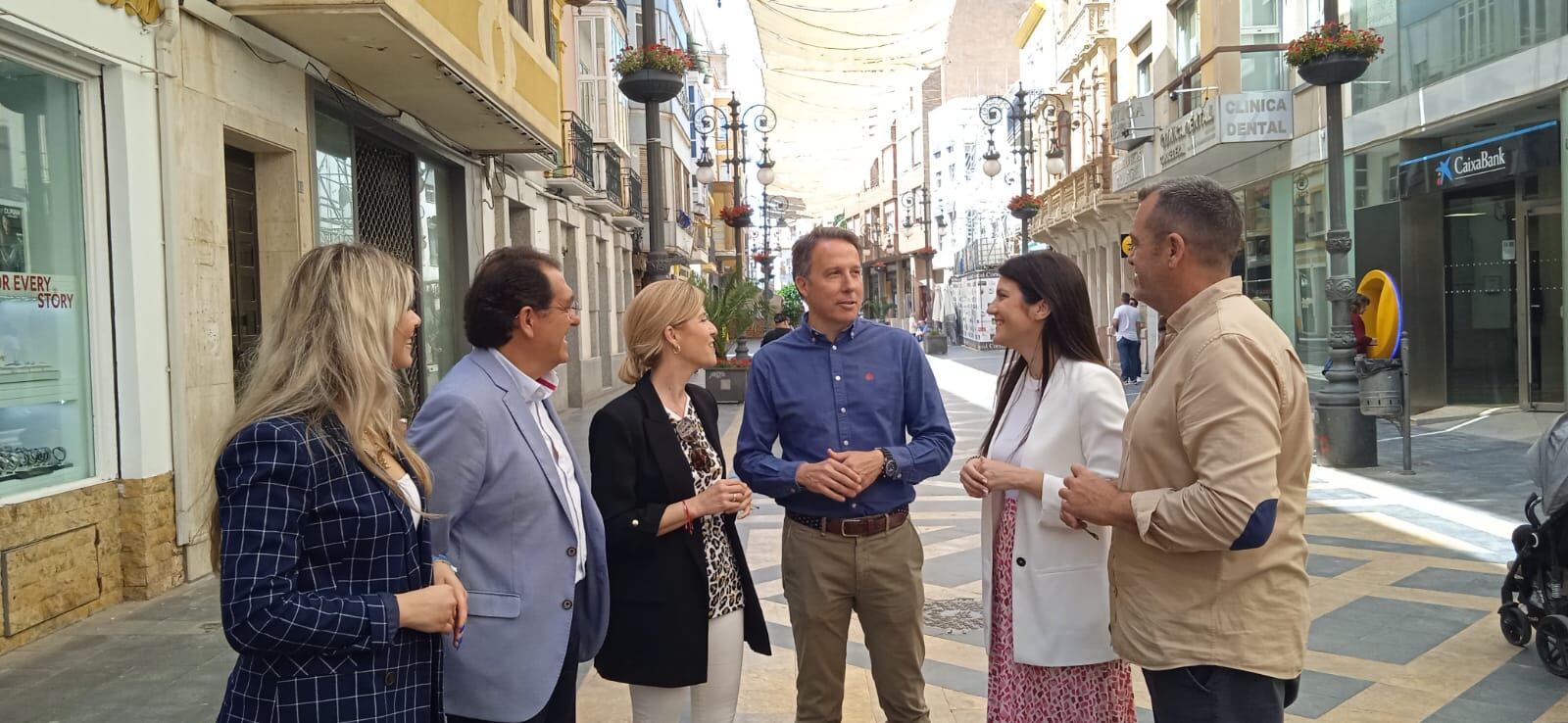 Fulgencio GIl, alcalde electo del PP junto a sus compañeros de partido