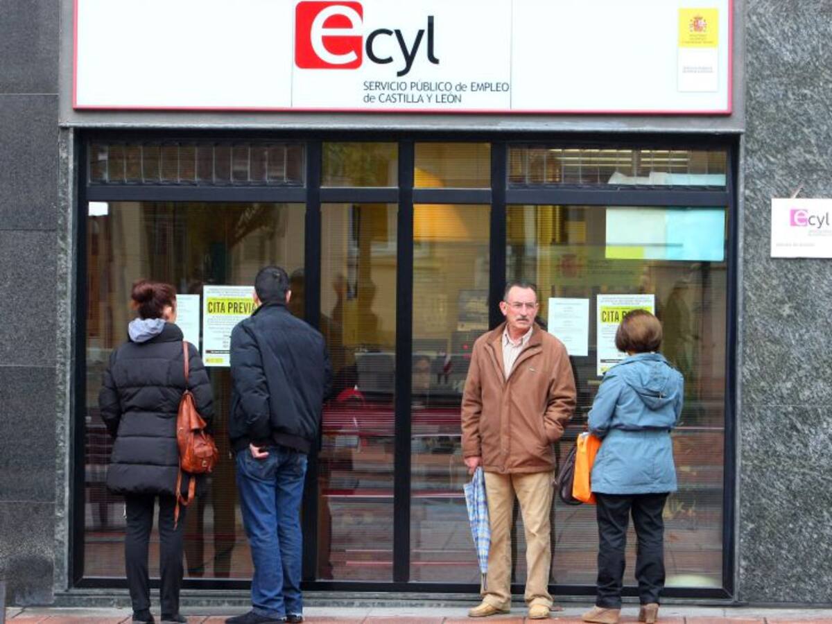 El paro bajó por el sector servicios