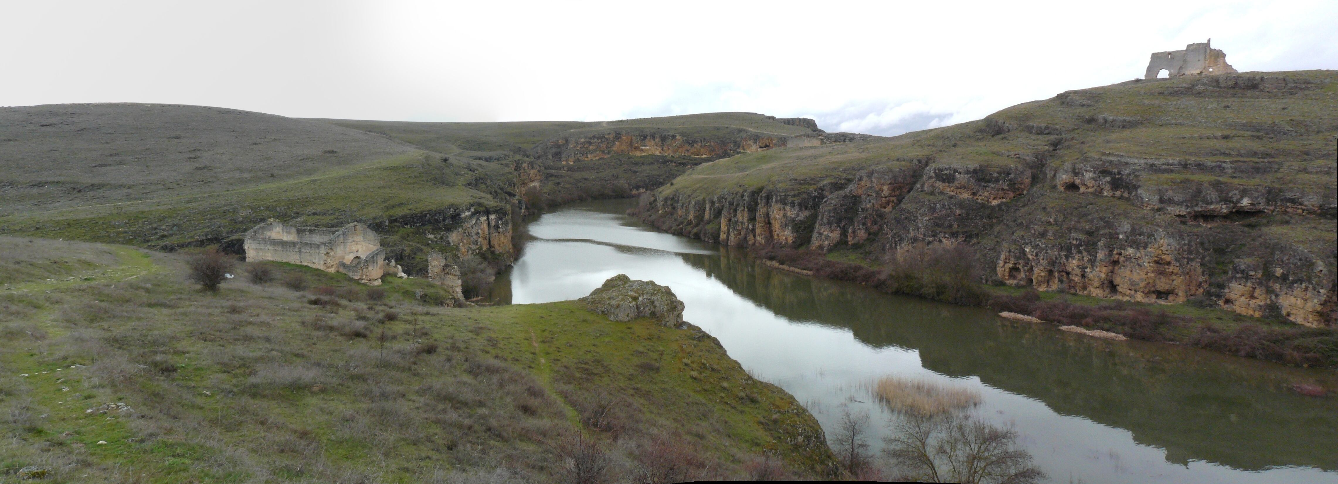 Ruinas de las ermitas románicas de San Miguel de Bernuy junto al río Duratón, aguas abajo de la población.