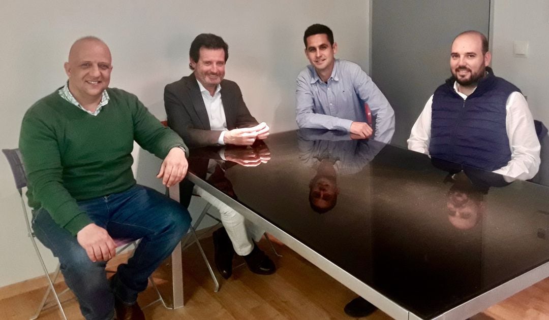 Álex Hernández (segundo por la derecha), con el coordinador del PP provincial, Raúl Dalmau; el presidente provincial, Pepe Císcar; y el presidente ondarense, Javi Lozano.