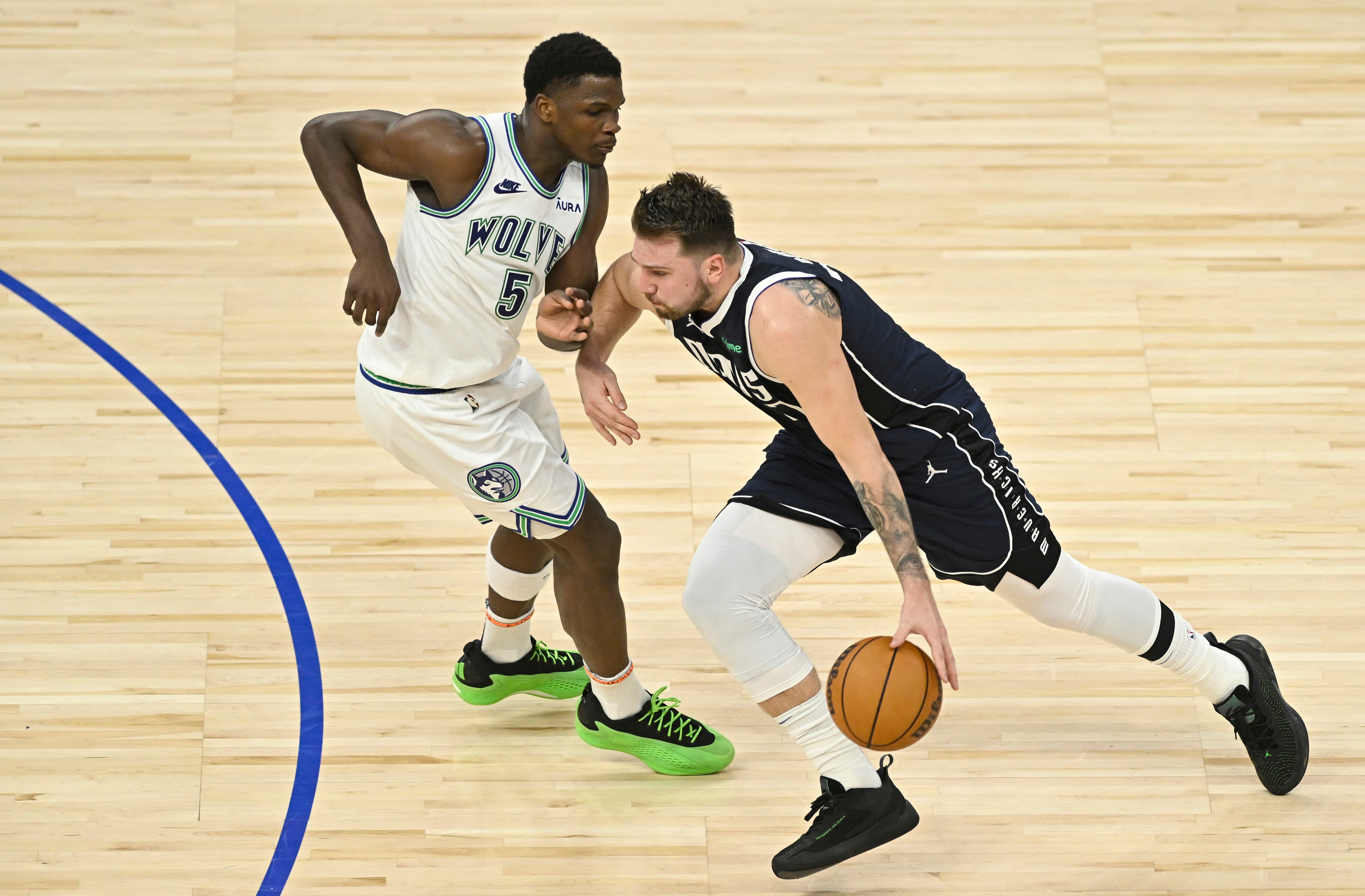 Anthony Edwards de los Minnesota Timberwolves defiende a Luka Doncic durante el segundo partido de la final de conferencia