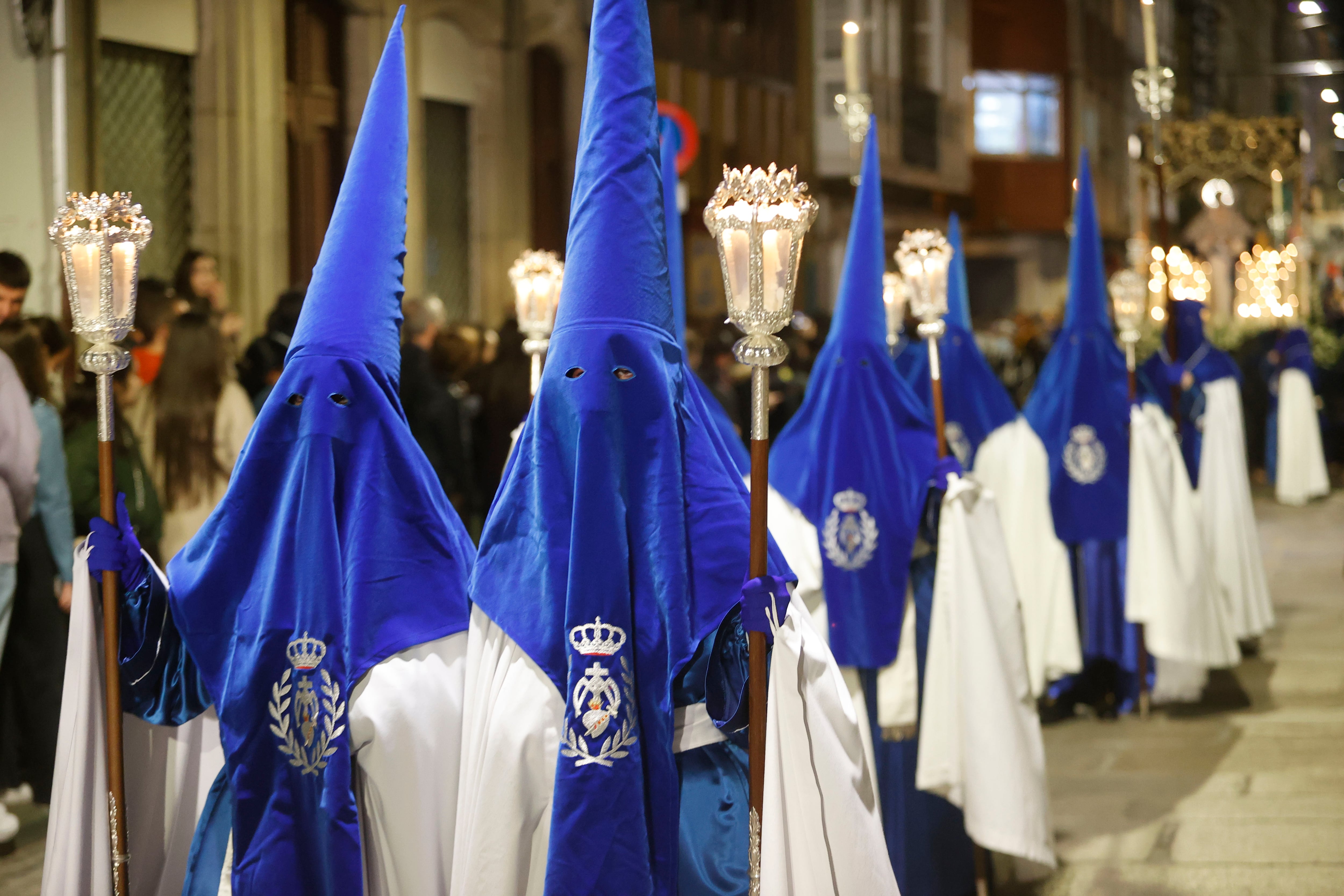 FERROL, 14/04/2022. Un momento de la procesión del Cristo de la Misericordia y María Santísima de la Piedad, de Dolores, recorriendo las calles de Ferrol en el primero de los dos días grandes de la Semana Santa de interés turístico internacional. EFE / Kiko Delgado.
