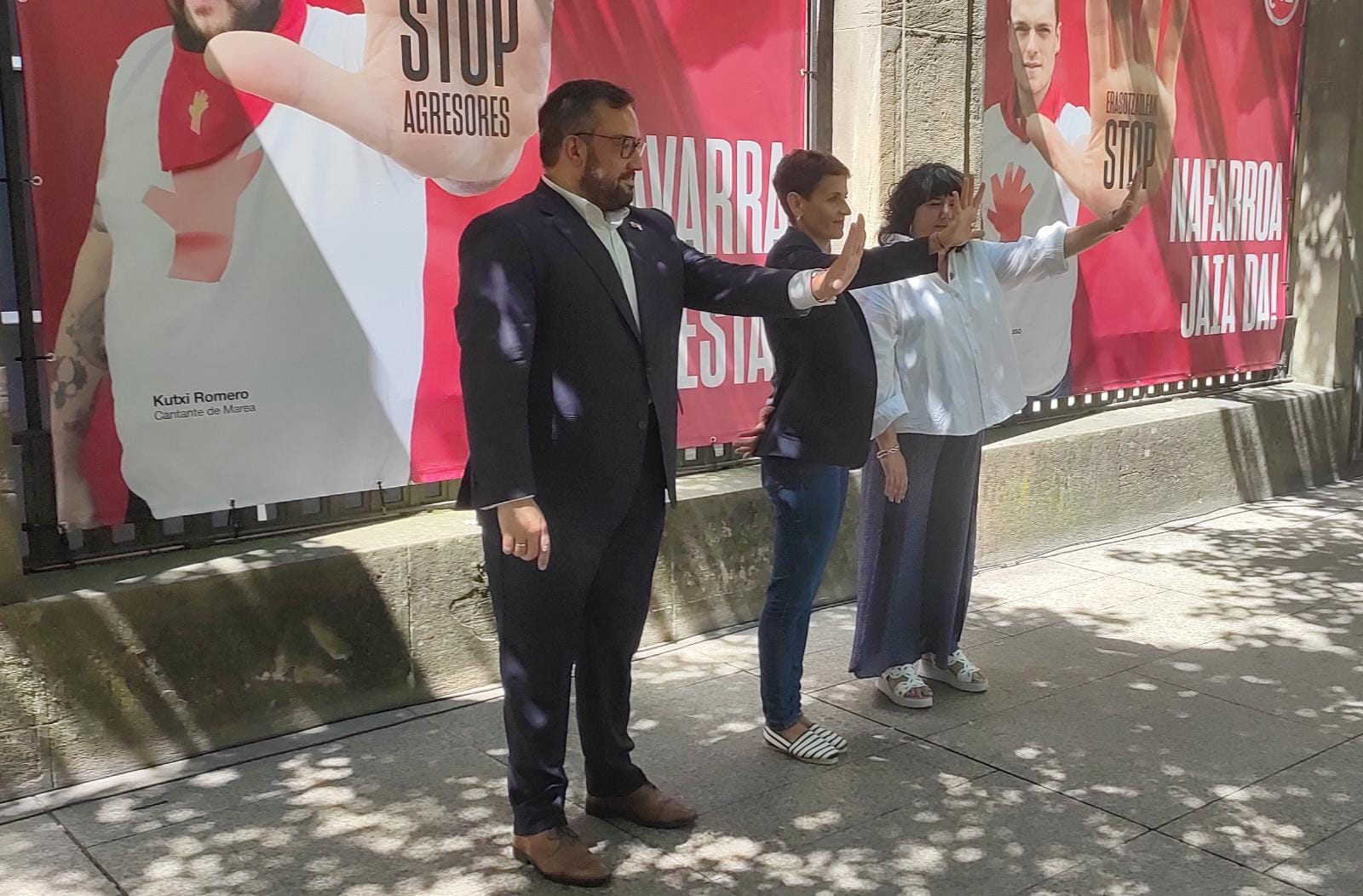 El portavoz del Gobierno de Navarra en funciones Javier Remírez, la presidenta María Chivite y la responsable de Igualdad, Eva Isturiz, en la campaña contra las agresiones sexistas en fiestas