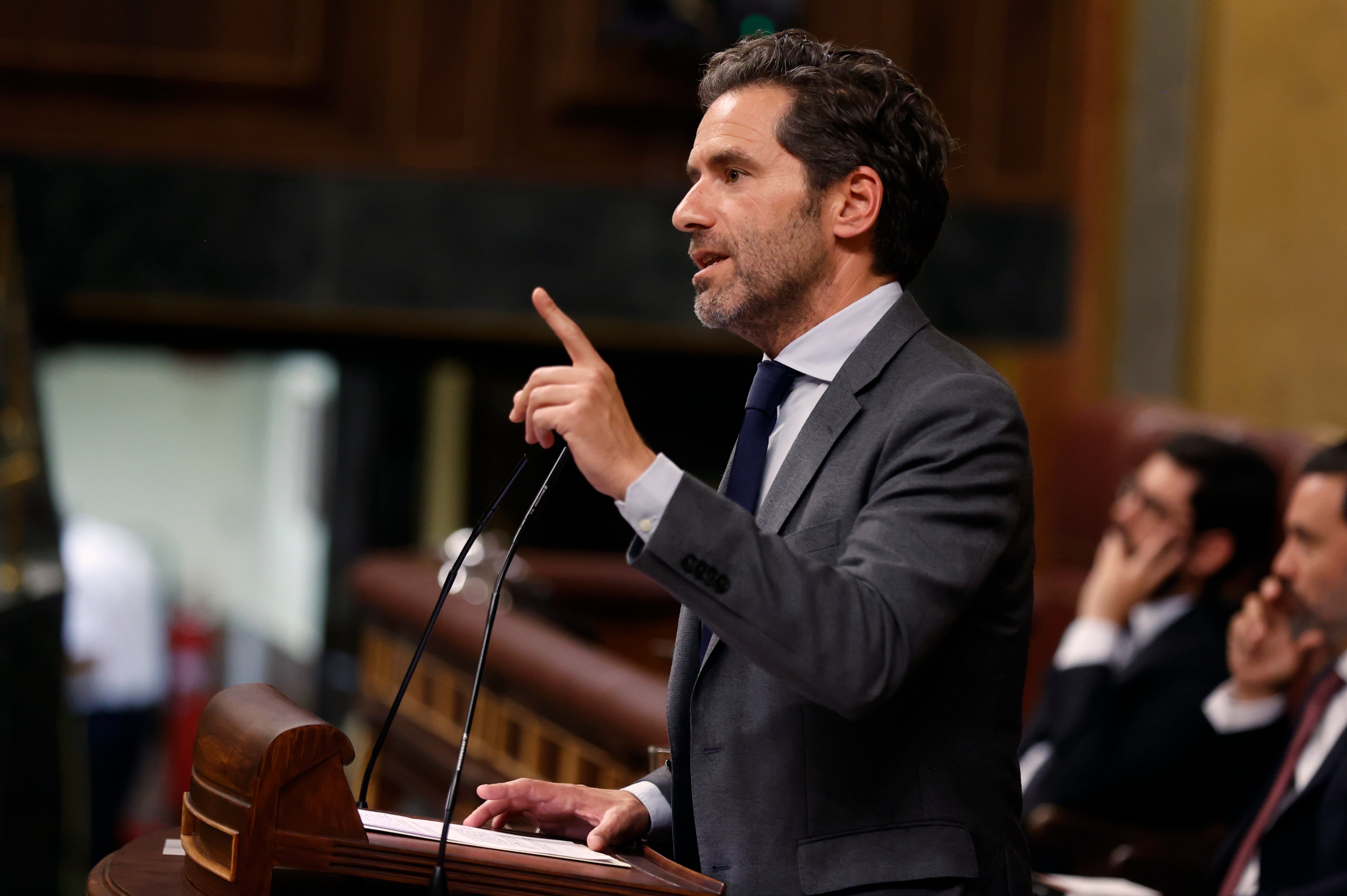 MADRID, 19/09/2023.- El diputado del PP, Borja Semper interviene en el primer pleno del Congreso de la XV Legislatura que este martes aprobará la toma en consideración de la reforma del reglamento de la Cámara para permitir el uso de las lenguas cooficiales. EFE/ Juan Carlos Hidalgo
