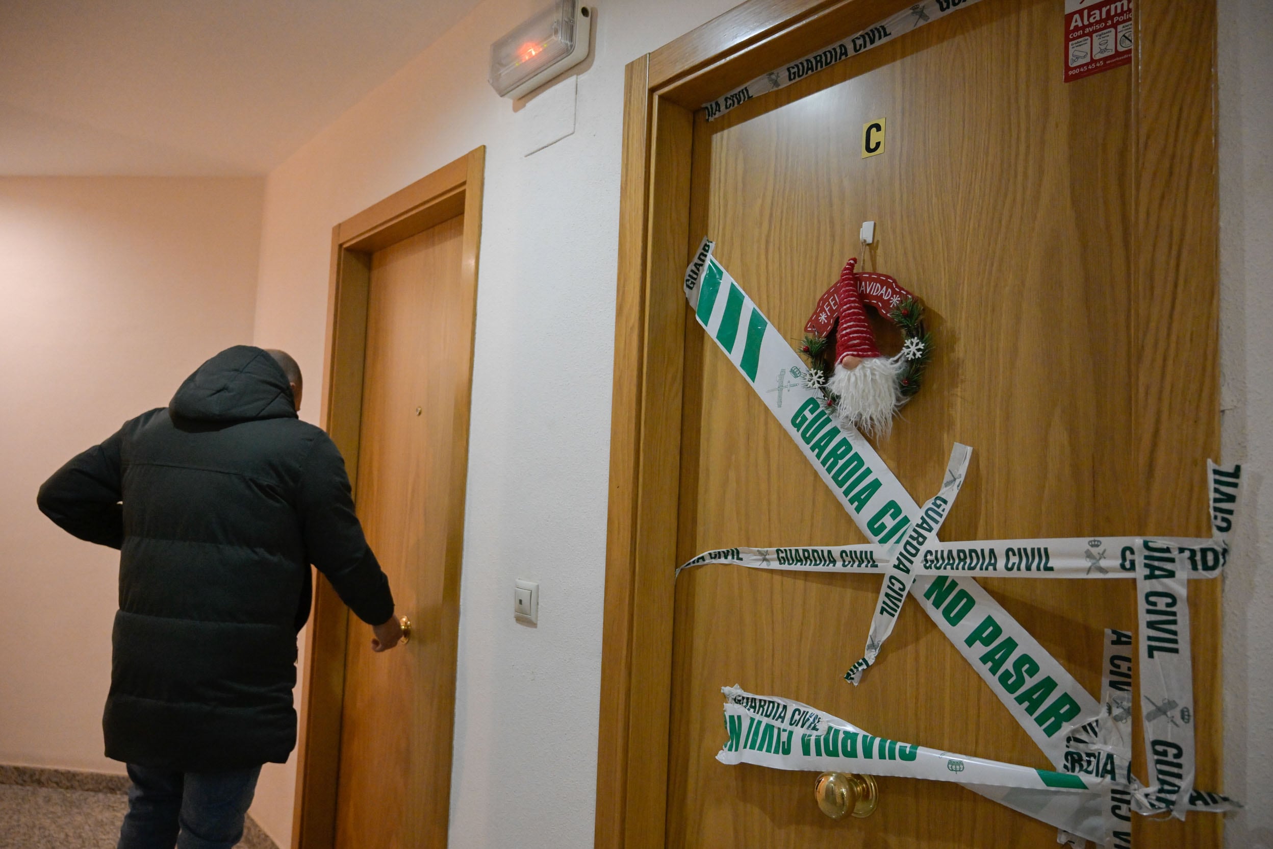 En la imagen, vivienda precintada por la Guardia Civil en la que este viernes se ha encontrado el cuerpo sin vida de un hombre de 78 años