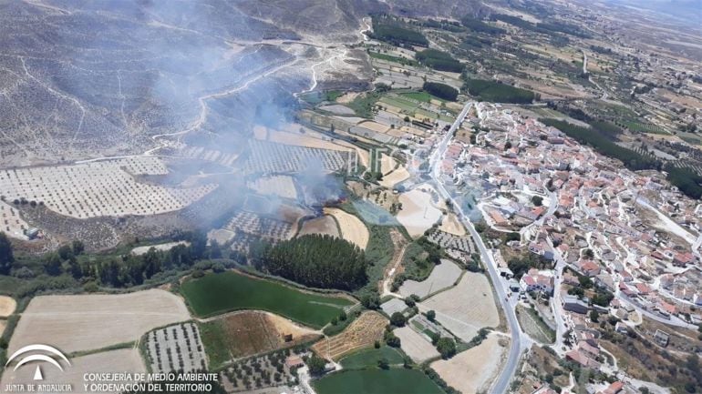 Incendio cerca del núcleo de población de Castilléjar