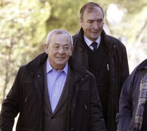 El exministro de Economía, Carlos Solchaga (i), y el expresidente del Senado, Juan José Laborda, a su llegada al tanatorio de San Isidro